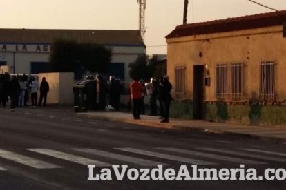 Tensión en Roquetas por la muerte de un inmigrante
