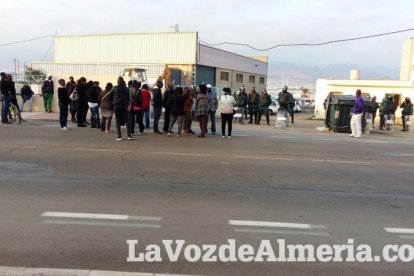 Tensión en Roquetas por la muerte de un inmigrante