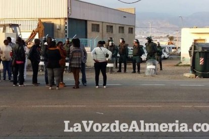 Tensión en Roquetas por la muerte de un inmigrante