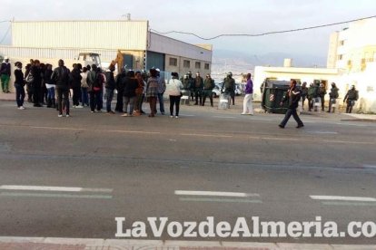 Tensión en Roquetas por la muerte de un inmigrante