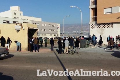 Tensión en Roquetas por la muerte de un inmigrante