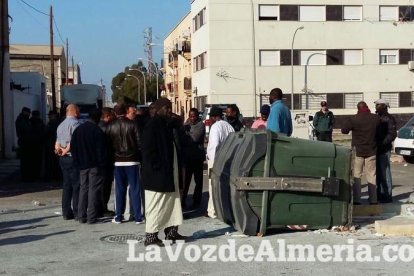 Tensión en Roquetas por la muerte de un inmigrante