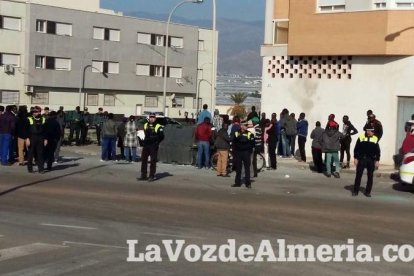 Tensión en Roquetas por la muerte de un inmigrante