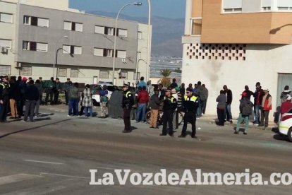 Tensión en Roquetas por la muerte de un inmigrante