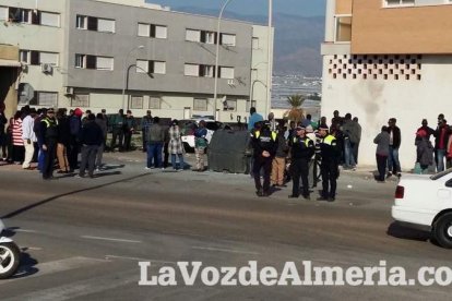 Tensión en Roquetas por la muerte de un inmigrante