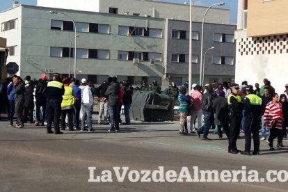 Tensión en Roquetas por la muerte de un inmigrante