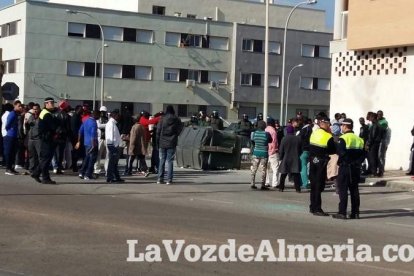 Tensión en Roquetas por la muerte de un inmigrante