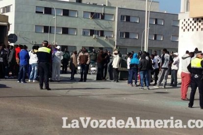 Tensión en Roquetas por la muerte de un inmigrante