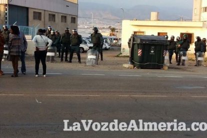 Tensión en Roquetas por la muerte de un inmigrante