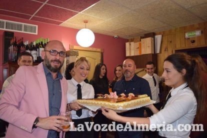 Su propietario, Salvador Rovira, celebró su cumpleaños con la sociedad almeriense