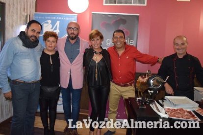 Su propietario, Salvador Rovira, celebró su cumpleaños con la sociedad almeriense