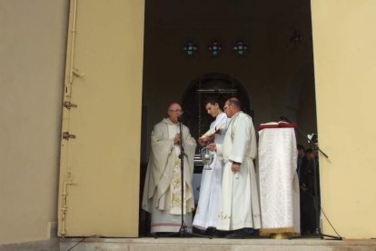 El mal tiempo no puede con los romeros. Cinco mil personas han asistido a la Romería de la Patrona a Torregarcía. Fotos: JA Barrios