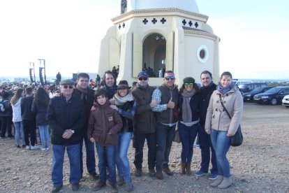 El mal tiempo no puede con los romeros. Cinco mil personas han asistido a la Romería de la Patrona a Torregarcía. Fotos: JA Barrios