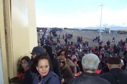El mal tiempo no puede con los romeros. Cinco mil personas han asistido a la Romería de la Patrona a Torregarcía. Fotos: JA Barrios
