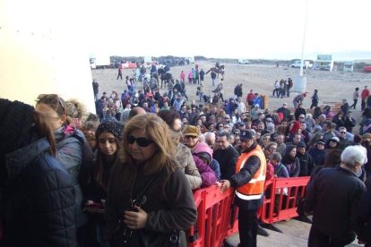 El mal tiempo no puede con los romeros. Cinco mil personas han asistido a la Romería de la Patrona a Torregarcía. Fotos: JA Barrios