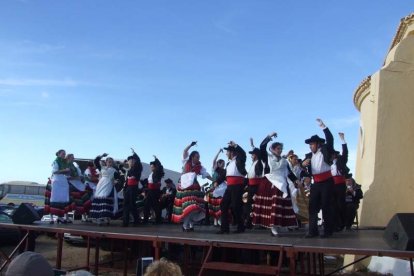 El mal tiempo no puede con los romeros. Cinco mil personas han asistido a la Romería de la Patrona a Torregarcía. Fotos: JA Barrios