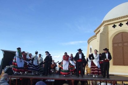 El mal tiempo no puede con los romeros. Cinco mil personas han asistido a la Romería de la Patrona a Torregarcía. Fotos: JA Barrios
