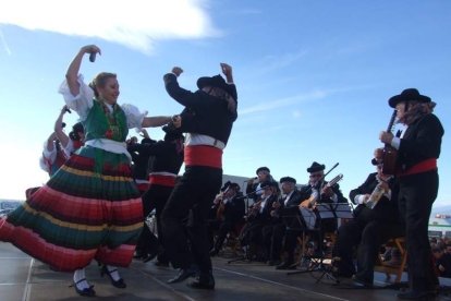 El mal tiempo no puede con los romeros. Cinco mil personas han asistido a la Romería de la Patrona a Torregarcía. Fotos: JA Barrios