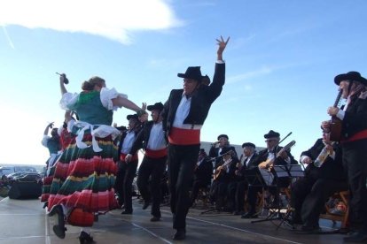 El mal tiempo no puede con los romeros. Cinco mil personas han asistido a la Romería de la Patrona a Torregarcía. Fotos: JA Barrios
