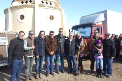 El mal tiempo no puede con los romeros. Cinco mil personas han asistido a la Romería de la Patrona a Torregarcía. Fotos: JA Barrios