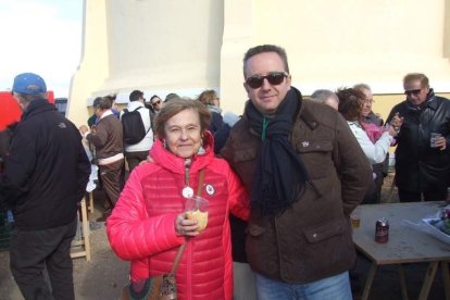 El mal tiempo no puede con los romeros. Cinco mil personas han asistido a la Romería de la Patrona a Torregarcía. Fotos: JA Barrios