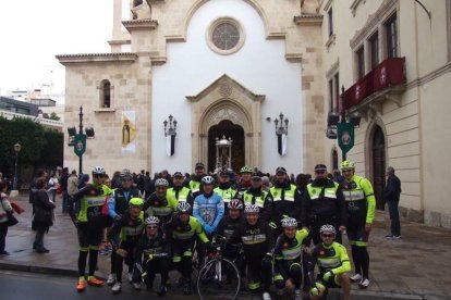 El mal tiempo no puede con los romeros. Cinco mil personas han asistido a la Romería de la Patrona a Torregarcía. Fotos: JA Barrios