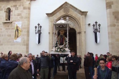 El mal tiempo no puede con los romeros. Cinco mil personas han asistido a la Romería de la Patrona a Torregarcía. Fotos: JA Barrios