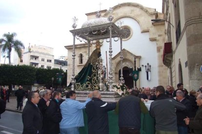 El mal tiempo no puede con los romeros. Cinco mil personas han asistido a la Romería de la Patrona a Torregarcía. Fotos: JA Barrios