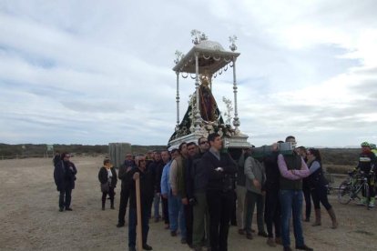 El mal tiempo no puede con los romeros. Cinco mil personas han asistido a la Romería de la Patrona a Torregarcía. Fotos: JA Barrios