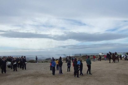 El mal tiempo no puede con los romeros. Cinco mil personas han asistido a la Romería de la Patrona a Torregarcía. Fotos: JA Barrios