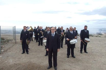 El mal tiempo no puede con los romeros. Cinco mil personas han asistido a la Romería de la Patrona a Torregarcía. Fotos: JA Barrios