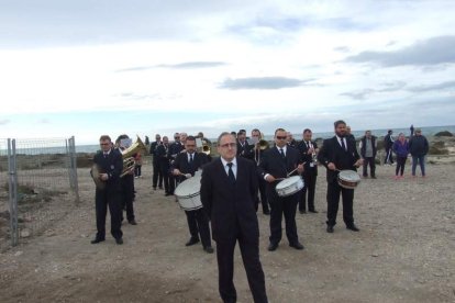 El mal tiempo no puede con los romeros. Cinco mil personas han asistido a la Romería de la Patrona a Torregarcía. Fotos: JA Barrios
