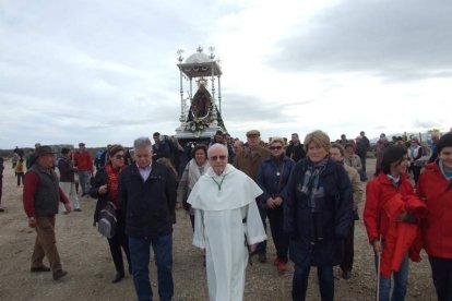 El mal tiempo no puede con los romeros. Cinco mil personas han asistido a la Romería de la Patrona a Torregarcía. Fotos: JA Barrios