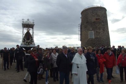 El mal tiempo no puede con los romeros. Cinco mil personas han asistido a la Romería de la Patrona a Torregarcía. Fotos: JA Barrios