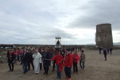 El mal tiempo no puede con los romeros. Cinco mil personas han asistido a la Romería de la Patrona a Torregarcía. Fotos: JA Barrios