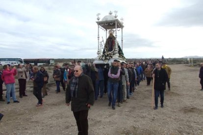 El mal tiempo no puede con los romeros. Cinco mil personas han asistido a la Romería de la Patrona a Torregarcía. Fotos: JA Barrios