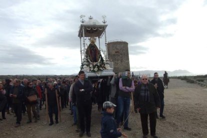 El mal tiempo no puede con los romeros. Cinco mil personas han asistido a la Romería de la Patrona a Torregarcía. Fotos: JA Barrios