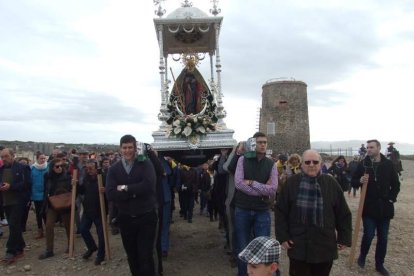 El mal tiempo no puede con los romeros. Cinco mil personas han asistido a la Romería de la Patrona a Torregarcía. Fotos: JA Barrios