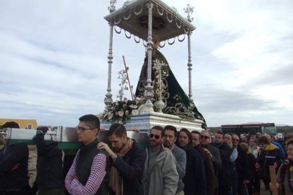 El mal tiempo no puede con los romeros. Cinco mil personas han asistido a la Romería de la Patrona a Torregarcía. Fotos: JA Barrios