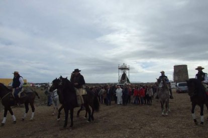El mal tiempo no puede con los romeros. Cinco mil personas han asistido a la Romería de la Patrona a Torregarcía. Fotos: JA Barrios
