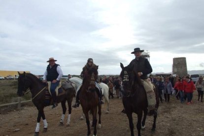 El mal tiempo no puede con los romeros. Cinco mil personas han asistido a la Romería de la Patrona a Torregarcía. Fotos: JA Barrios