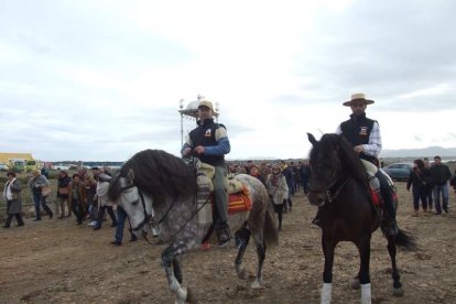 El mal tiempo no puede con los romeros. Cinco mil personas han asistido a la Romería de la Patrona a Torregarcía. Fotos: JA Barrios