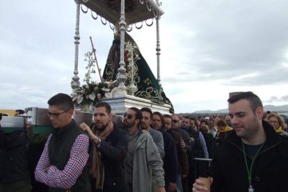 El mal tiempo no puede con los romeros. Cinco mil personas han asistido a la Romería de la Patrona a Torregarcía. Fotos: JA Barrios