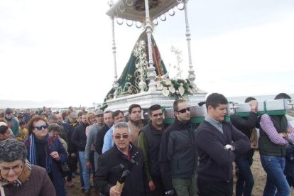 El mal tiempo no puede con los romeros. Cinco mil personas han asistido a la Romería de la Patrona a Torregarcía. Fotos: JA Barrios
