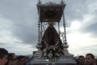 El mal tiempo no puede con los romeros. Cinco mil personas han asistido a la Romería de la Patrona a Torregarcía. Fotos: JA Barrios