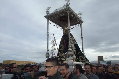 El mal tiempo no puede con los romeros. Cinco mil personas han asistido a la Romería de la Patrona a Torregarcía. Fotos: JA Barrios