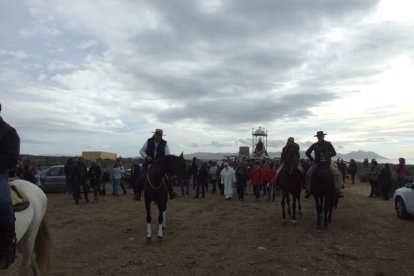 El mal tiempo no puede con los romeros. Cinco mil personas han asistido a la Romería de la Patrona a Torregarcía. Fotos: JA Barrios