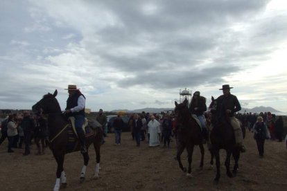El mal tiempo no puede con los romeros. Cinco mil personas han asistido a la Romería de la Patrona a Torregarcía. Fotos: JA Barrios