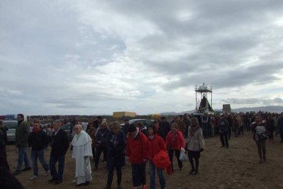 El mal tiempo no puede con los romeros. Cinco mil personas han asistido a la Romería de la Patrona a Torregarcía. Fotos: JA Barrios