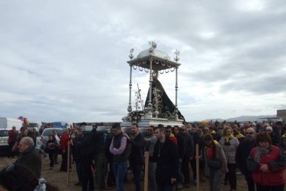 El mal tiempo no puede con los romeros. Cinco mil personas han asistido a la Romería de la Patrona a Torregarcía. Fotos: JA Barrios